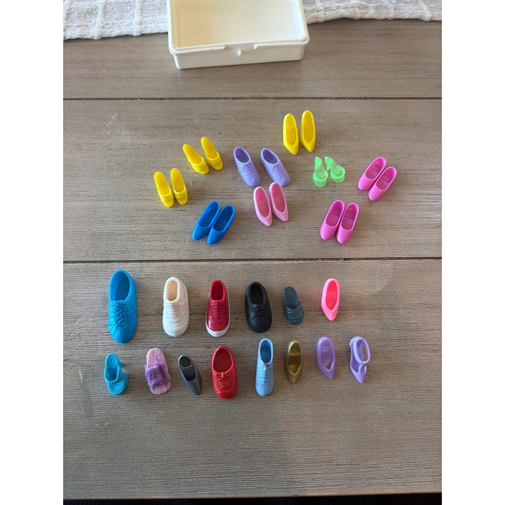 Mixed lot msc vintage Barbie shoes 9 pairs 14 singles